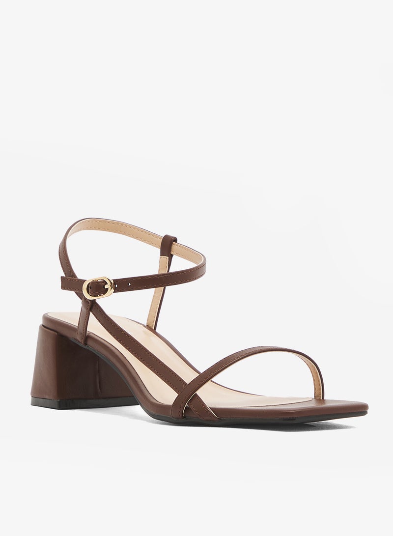 جلاموروس صنادل بكعب عريض منخفض بحزام للكاحل - Image 2